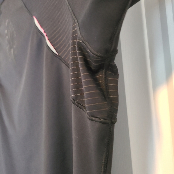 New Balance On the Run Black Pullover - Picture 4 of 8